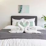 아파트 Charming Retreat Cozy Family Apartment-20b